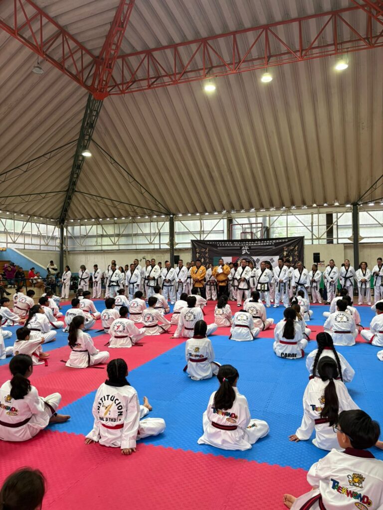 Récord de Participación y Exhibiciones de Alto Nivel en el Examen de Cinturones Negros de Taekwondo
